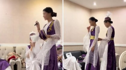 Қазақы киім киген қыздар кезектесіп шылым шегіп, көпшіліктің ашуына тиді (ВИДЕО)