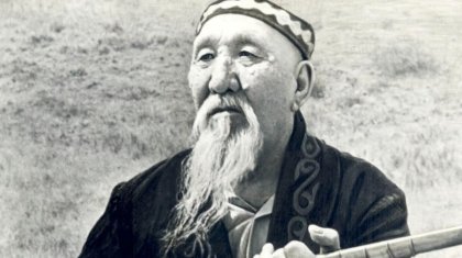 Бүгін қазақтың әйгілі халық ақыны Кенен Әзірбаевтың туған күні