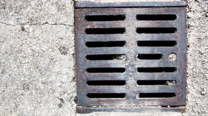 Шуда екі бала кәріз суына батып кетті