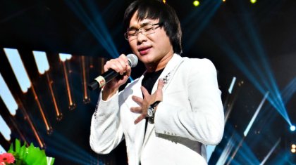 «Судан шыққан тауық болдым»: Қайрат Нұртас мал қорада концерт қойған (ВИДЕО)