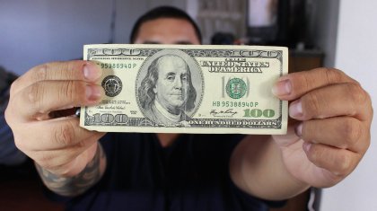 Алматыда бір топ адам жалған доллар банкноттарын сатпақ болған