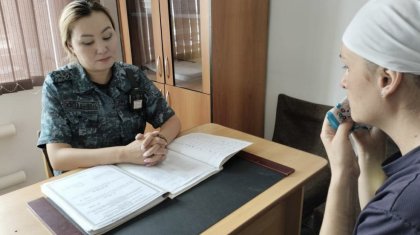 Абай облысында полиция қызметкерінің погонын жұлып алған әйел бас бостандығынан айырылды