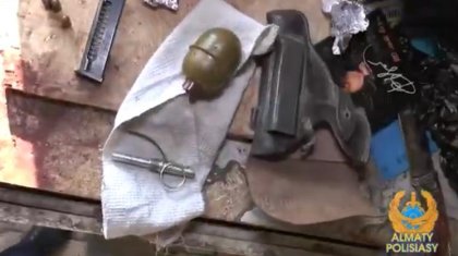 Алматылық тұрғынның үйінен қару-жарақ пен есірткі табылды