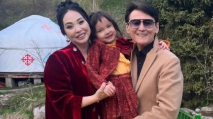 «Хиджабты насихаттама»: Қызын орамалмен тұмшалап қойған Қарақат елден оңбай сөз естіді