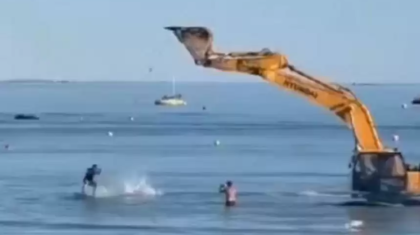 Ақтау тұрғыны Каспий теңізіне экскаватормен кірген (ВИДЕО)