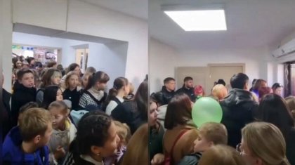 Теміртаудағы мектептердің бірінде мұғалімдер мен оқушылар дәлізге сыймай қалған