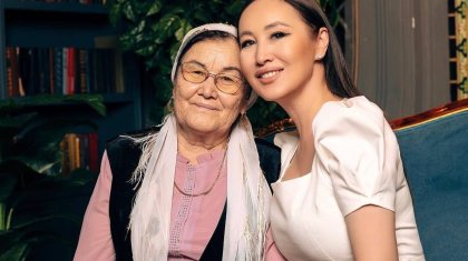 Әнші Гүлнұр Оразымбетова желіде анасына жазба арнады