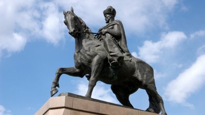 Кенесарыны жақтаған және қолдамаған билер кімдер?