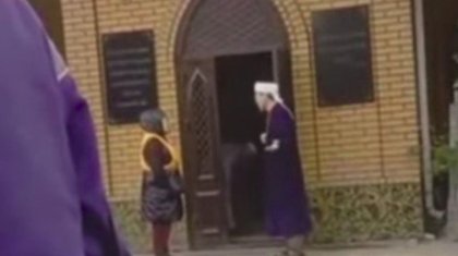 Түркістан облысында әйелді мешіттен қуып жіберген (ВИДЕО)