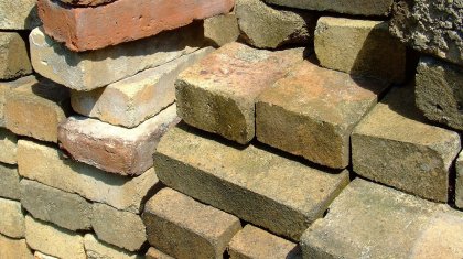 «Басына кірпіш құлаған»: Оралда әйел оқыс жағдайдан көз жұмды