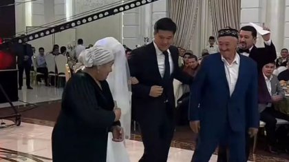 «Барында бағалау керек». Өз тойында ата-анасын төрге шығарған жұп қазнетті тәнті етті