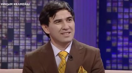 «Кішкентаймын деп сыйлайды». Асан Пердеш өзінен бірнеше жас кіші жұбайы туралы айтты