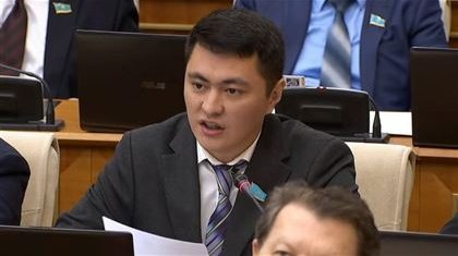 «Еден жуушы жұмысқа орналасу үшін 500 мың теңге ақша береді» - депутат