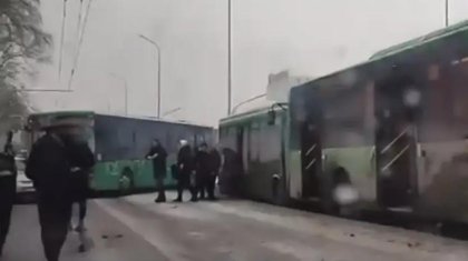 Алматыда үш автобус пен жеңіл көлік соқтығысты