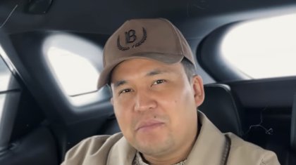 «Қыздар, күйеуге шығыңдар»: Нұржан Керменбаевтың жаңа әні не туралы?