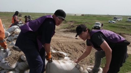 «Жаңа Адамдар» қозғалысының еріктілері Атырауға бөгет соғуға көмекке барды (ВИДЕО)