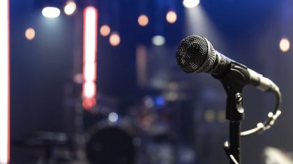 Енді сахнада балағат сөз айтып, «концерт қойған» әртістерге айыппұл салынады