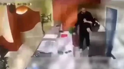 Алматыда спа-салонда жұмыс істейтін қызға белгісіз адам шабуыл жасады (ВИДЕО)