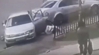 Жезқазғанда 5 жасар бала бір топ адамды көлікпен қағып кетті (ВИДЕО)