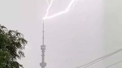 «Аспанның қаһары»: Көктөбе телемұнарасын найзағай соқты (ВИДЕО)