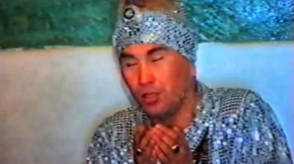 Асырап алған балаларын қорлаған емші 31 жыл бұрын адам өлтірген болып шықты