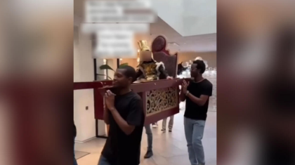 «Жабайылыққа үйретуде»: Тойда афроамерикалықтар кішкентай баланы таққа отырғызып алып шыққан (ВИДЕО)