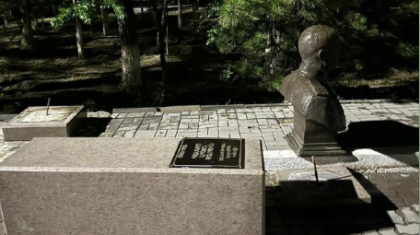 Атырауда 7 жастағы қызды ескерткіш басып қалды