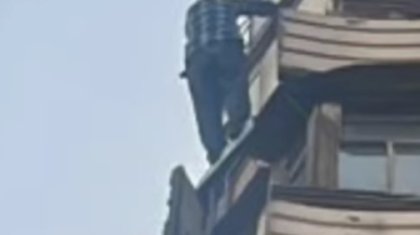 Павлодарда туыстарымен жанжалдасқан қария балконнан секіремін деп асылып қалған (ВИДЕО)