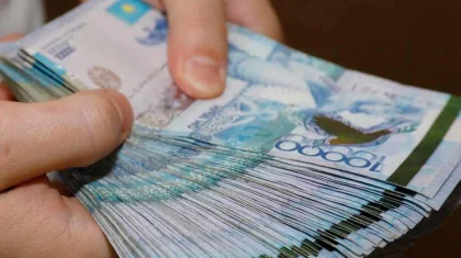 «Аттестация ма, құдалық, той ма?»: Журналист майшелпекке айналған тестілеудің былығын ашты