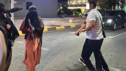 Ақтау қаласында никаб киіп, «қаруланған» бойжеткендер жұрттың зәресін ұшырды