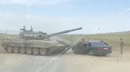Жамбыл облысында жеңіл көлік пен танк бетпе-бет соқтығысты (ВИДЕО)