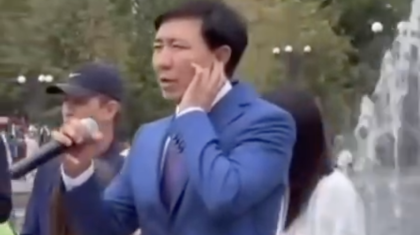 «Сен келерсің бір күні»: Өскемен қаласының әкімі орталық алаңда көпшілікке ән шырқады (ВИДЕО)