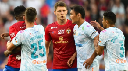 «Мені итеріп жіберді»: Белгілі футболшы Нұралы Әліп матч барысында қарсыласымен ерегесіп қалды (ВИДЕО)