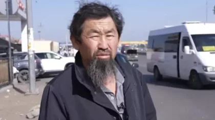 «Түрмеге түстім»: Кезінде хит болған «Аппақ қар» әнінің авторы базарда қара жұмыс істеп жүр