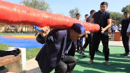 Түркістанда 74 жастағы қария ауыр бөренені 10 рет көтеріп, көпшілікті тәнті етті (ВИДЕО)