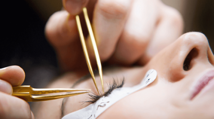 «Жетпегені осы еді»: Сән салонында кірпігін ұзартқан жігіт сынның астында қалды (ВИДЕО)