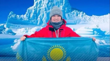 «Ерекше оқиға болды»: Қазақ қызы Антарктиданы жүзіп өтті