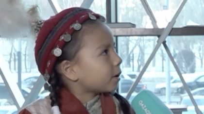 «8 айынан бастап үйреттік»:  Төрт тіл білетін 5 жасар қыз елді тәнті етті (ВИДЕО)