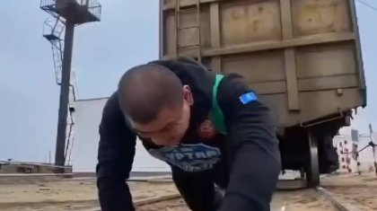 Атыраулық спортшы 94 тонналық вагонды сүйреп, рекорд орнатты (ВИДЕО)