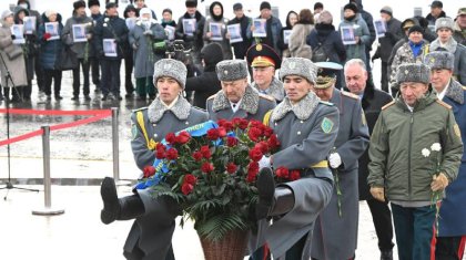 Алматы әкімі Тәуелсіздік монументіне гүл шоқтарын қойды