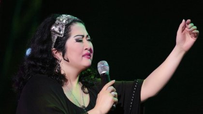 «Күйеуі жоқ әйелге қиын»: Мақпал Жүнісова сахнада жұртты күлкіге қарқ қылды (ВИДЕО)