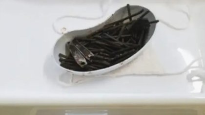 Павлодарда мұғалім тақтада есеп шығарып тұрған оқушының арқасына шеге сұққан (ВИДЕО)