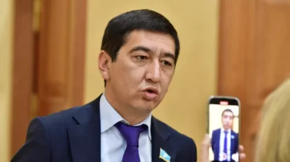 «Сотталған шенеунік ет асып жеп отыр»: Ринат Зайытов түрмедегі сорақылықты сөз етті