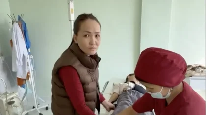 Педофил зорламақ болған: Маскадағы жігіт үш баласы бар жалғызбасты анаға үй сыйлады (ВИДЕО)