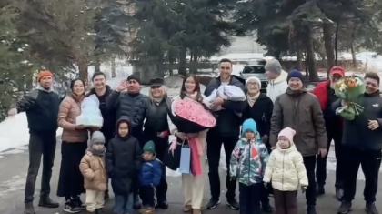 «Менің Махаббатым мықты ғой!»: Тәуекел Мүсілім үш ұл сыйлаған әйеліне алғыс айтты (ВИДЕО)