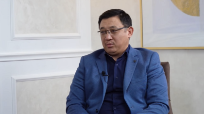 «Ене, сіздікі дұрыс емес»: Дінтанушы Қайрат Жолдыбайұлы ажырасудың себептерін атады (ВИДЕО)