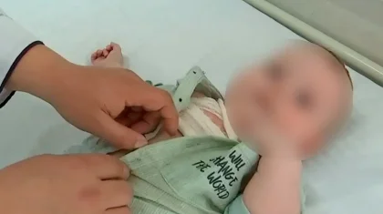 «Жүрегі 10 минут тоқтап қалған»: Астанада сәбидің үстіне қайнап тұрған шәйнек құлап кеткен (ВИДЕО)