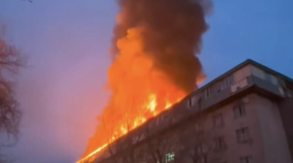 Астана әкімі кездесуге бармаған көпқабатты үйдің төбесі жанып кетті (ВИДЕО)