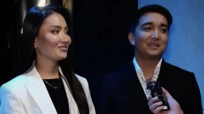 «Телефонын тығып тастадым»: Белгілі әнші алты жас үлкен әйелімен қалай танысқанын айтты