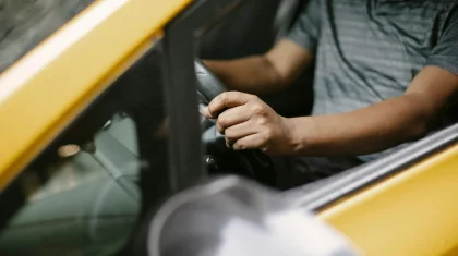 Алматыда таксист жолаушы қызды көліктен шығармай, телефон нөмірін беруін талап еткен